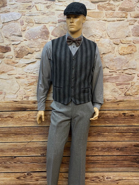 „Vintage 20er Jahre Outfit grau – Weste, Hemd, Fliege, Schiebermütze und Nadelstreifenhose – Frontansicht