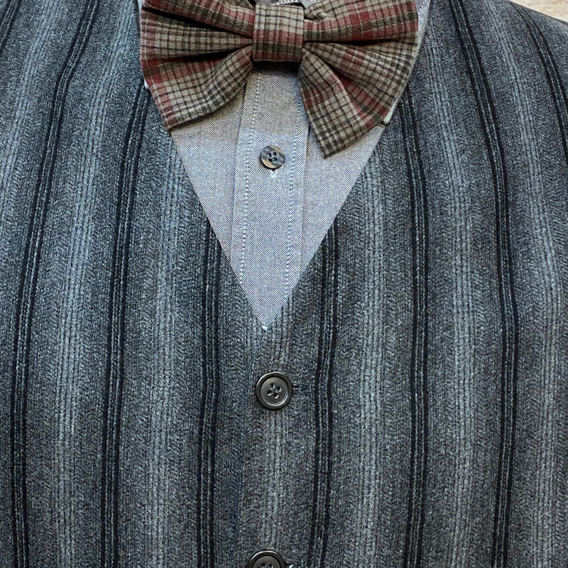 „Detail Weste mit Streifen und karierte Fliege in Burgunder-Grau über grauem Hemd