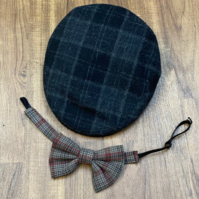 Schiebermütze in dunklem Karo und passende karierte Fliege – Zubehör Set