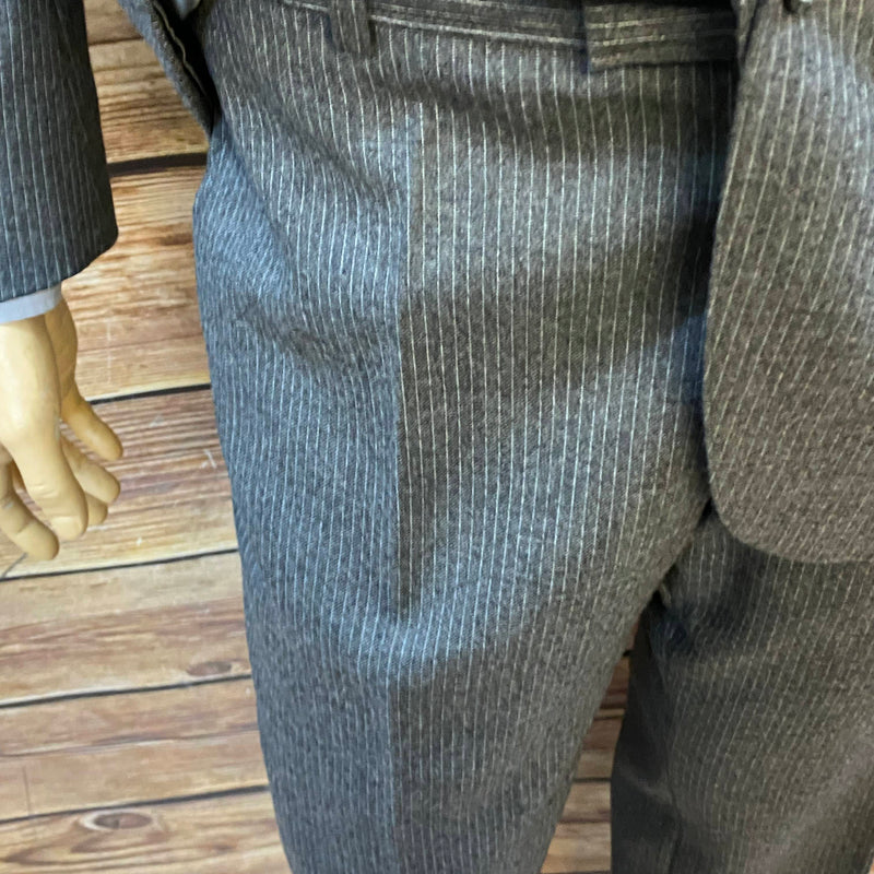 20er Jahre Herren Anzug komplett – Vintage Nadelstreifen Unikat mit Weste & Schiebermütze, Ansicht 5