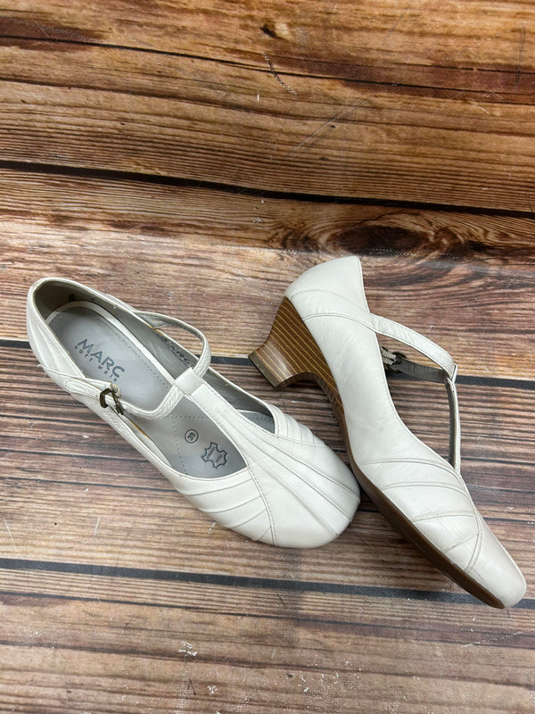 Cremeweiße Vintage T-Strap-Pumps (Gr. 39) aus Leder im 20er-Jahre Look. MARC soft walk, 6 cm Absatz, top Zustand – hol dir echten Retro-Glamour!