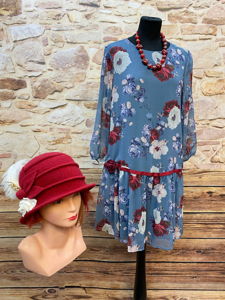 „20er Jahre Tageskleid Größe 40 mit blauem Blumenkleid, rotem Seeberger-Hut, Handschuhen und Kette für Oldtimer Mode Damen“