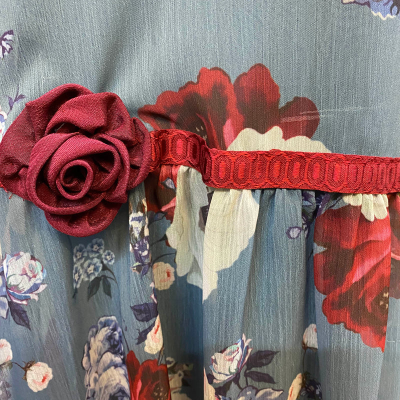 „Blaues 20er Jahre Tageskleid mit Blumenmuster, tiefer Taille, roter Zierborte und Stoffrose“