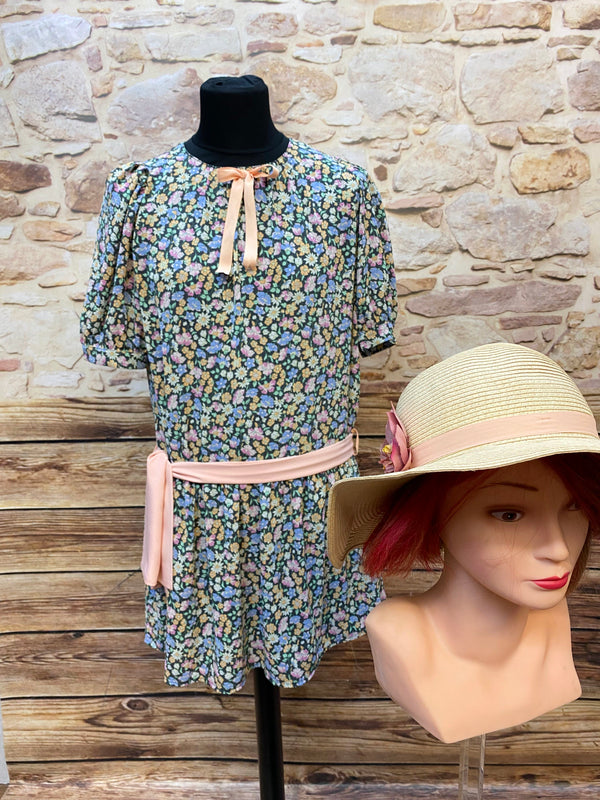 Florales Vintage Tageskleid in Größe 44 mit roséfarbener Schleife und passendem Strohhut mit Blütendetail Ansicht 1