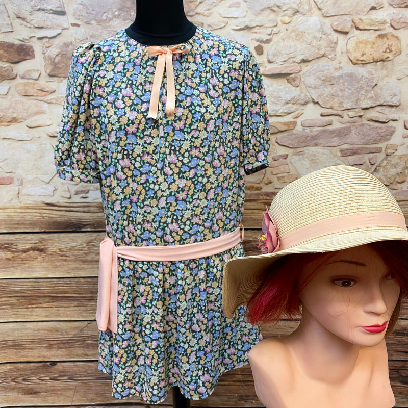 Florales Vintage Tageskleid in Größe 44 mit roséfarbener Schleife und passendem Strohhut mit Blütendetail Ansicht 1