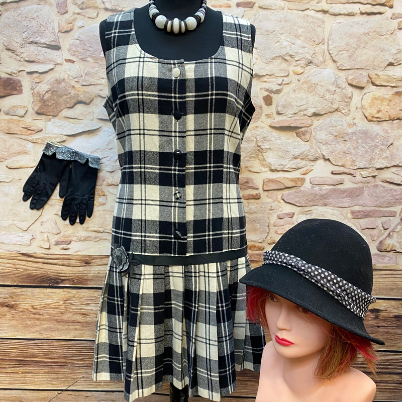 „20er Jahre Tageskleid Größe 38 mit kariertem Kleid, schwarzem Hut, Handschuhen und Unikat-Kette für Oldtimer Mode Damen“