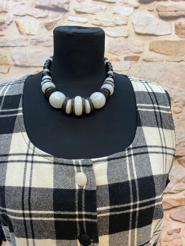 „Unikat-Kette in Schwarz und Creme zu elegantem Vintage Tageskleid im 20er Jahre Stil“