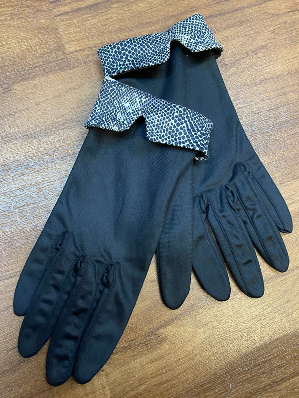 „Vintage Handschuhe in Schwarz mit gemustertem Umschlag als Accessoire zum 20er Jahre Tageskleid“