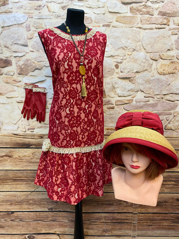 „Rotes 20er Jahre Tageskleid Größe 44 mit Strohhut, roten Handschuhen und langer Kette für Oldtimer Mode Damen“