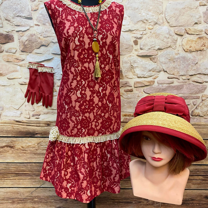 „Rotes 20er Jahre Tageskleid Größe 44 mit Strohhut, roten Handschuhen und langer Kette für Oldtimer Mode Damen“