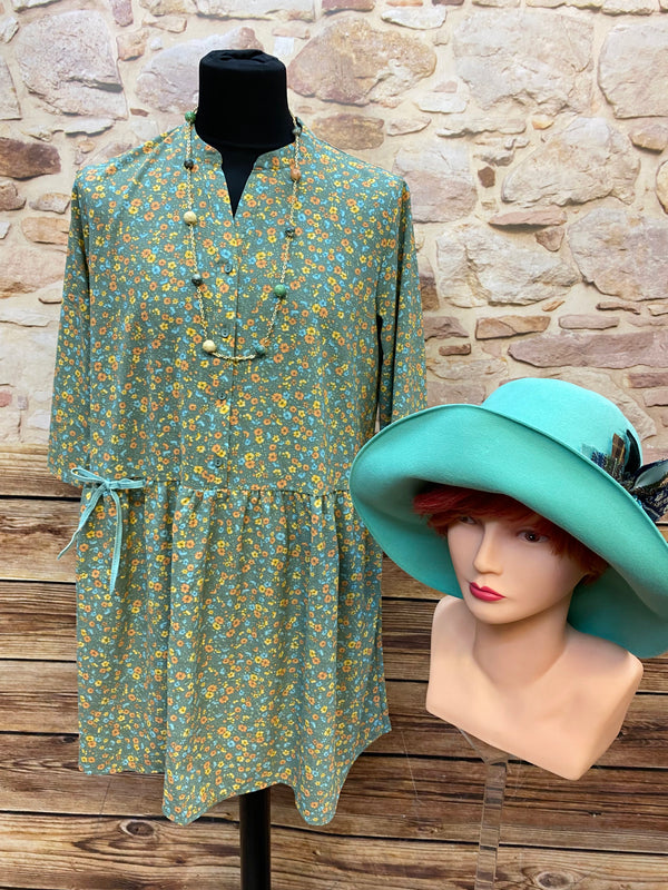 Vintage 20er Jahre Tageskleid in Türkisgrün mit floralem Muster, passendem großem Hut und langer Vintage-Kette