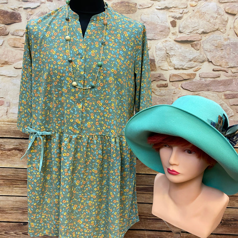 Vintage 20er Jahre Tageskleid in Türkisgrün mit floralem Muster, passendem großem Hut und langer Vintage-Kette