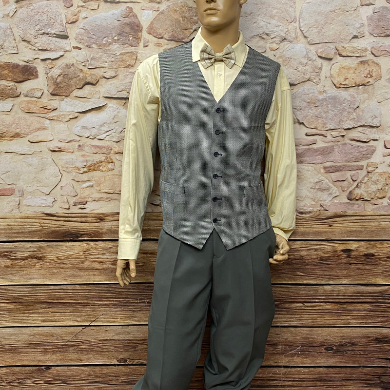 Outfit ohne Sakko: graue Knickerbocker, karierte Weste, Hemd, Schiebermütze – authentischer 20er-Jahre Vintage Look