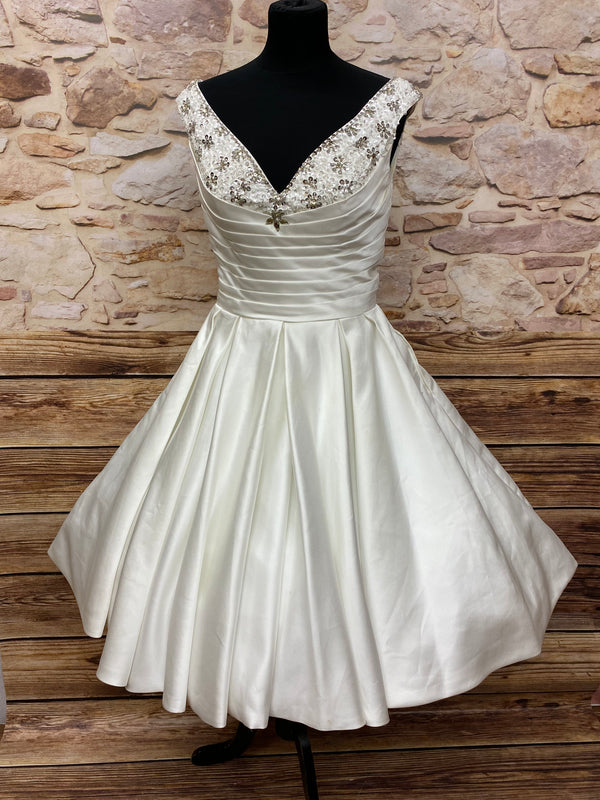 Elfenbeinfarbenes 50er-Jahre Vintage-Brautkleid aus Satin mit Paillettenblüten, Tellerrock und tiefem V-Ausschnitt, Größe 36, ohne Petticoat.