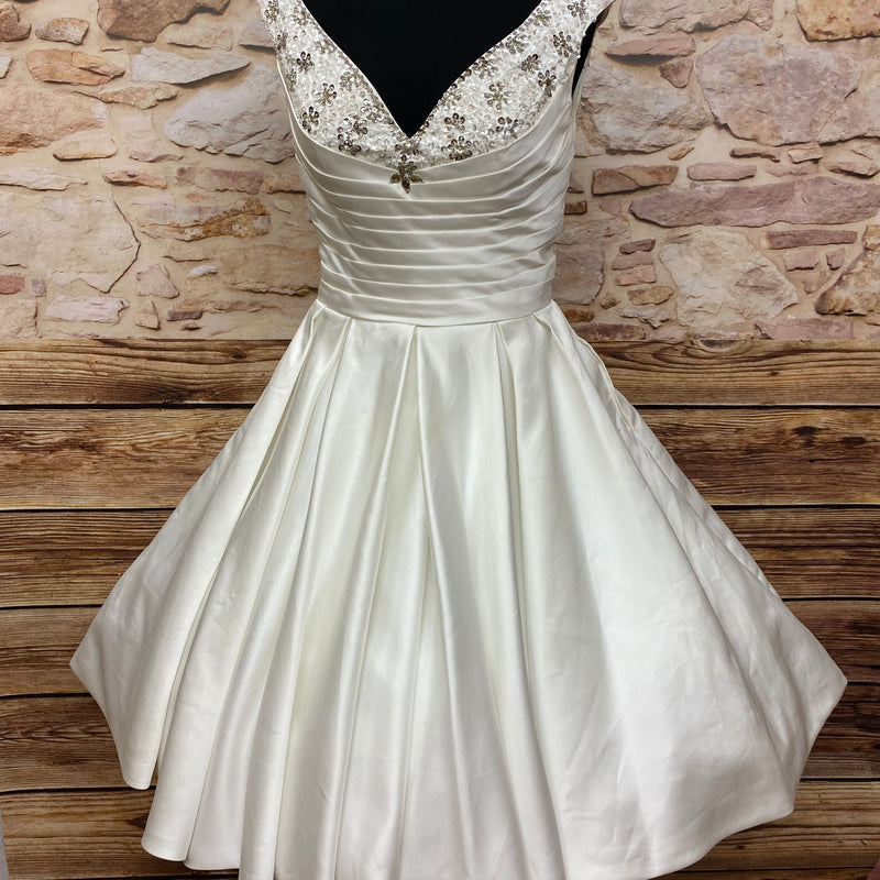 Elfenbeinfarbenes 50er-Jahre Vintage-Brautkleid aus Satin mit Paillettenblüten, Tellerrock und tiefem V-Ausschnitt, Größe 36, ohne Petticoat.