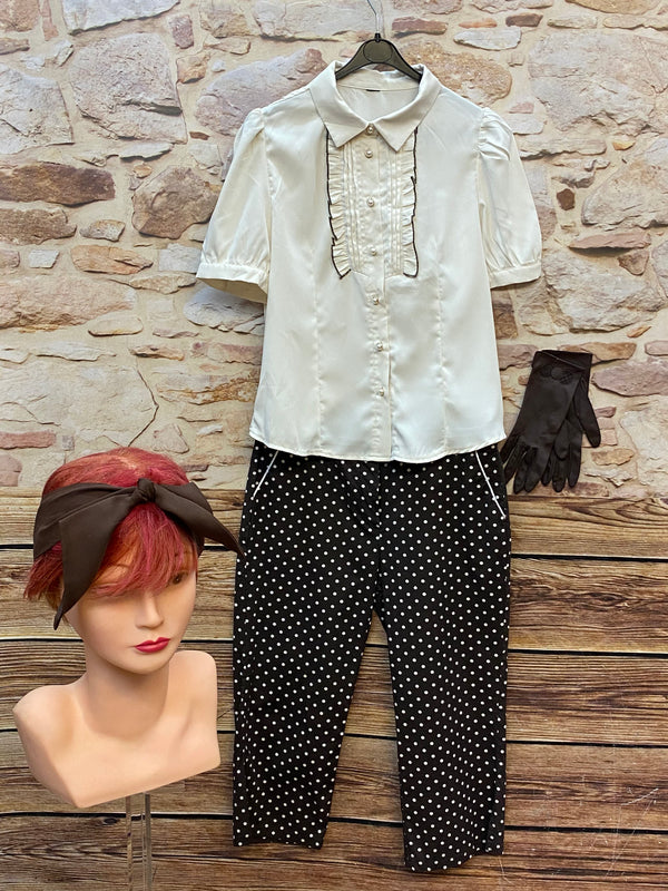 „Vintage 50er Jahre Damen Outfit Größe 40 mit cremeweißer Bluse, schwarzer Caprihose mit weißen Punkten und Handschuhen“