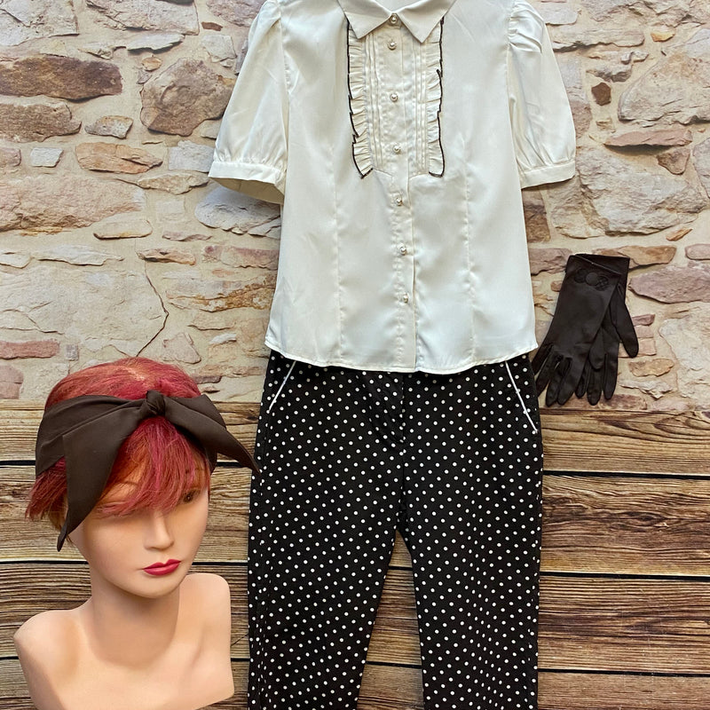 „Vintage 50er Jahre Damen Outfit Größe 40 mit cremeweißer Bluse, schwarzer Caprihose mit weißen Punkten und Handschuhen“