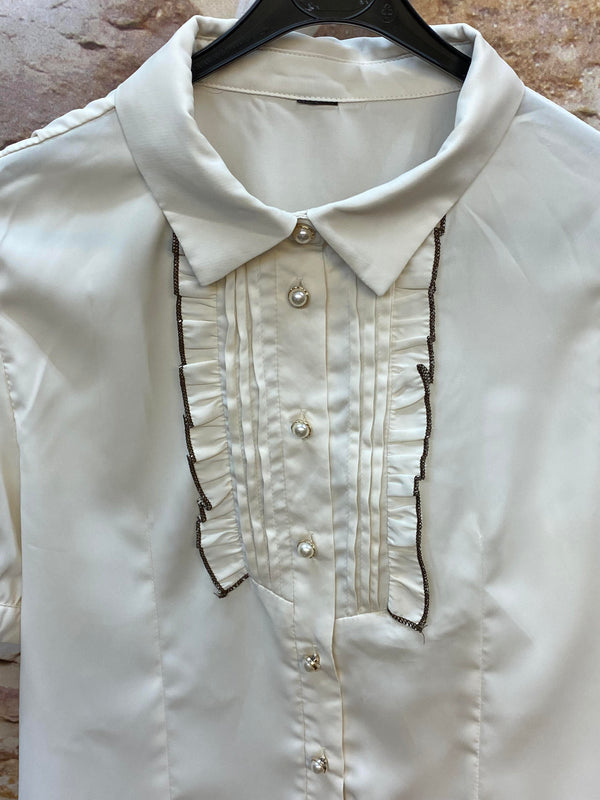 „Cremeweiße Kurzarmbluse mit Biesenfront, Rüschenbesatz und Perlmuttknöpfen für 50er Jahre Damen Outfit“