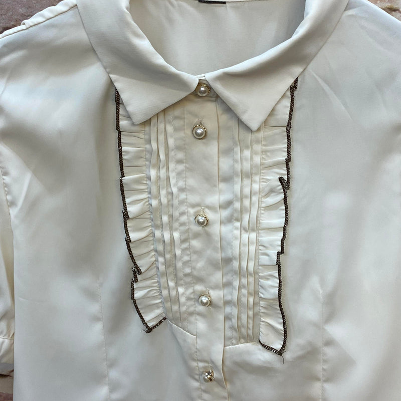 „Cremeweiße Kurzarmbluse mit Biesenfront, Rüschenbesatz und Perlmuttknöpfen für 50er Jahre Damen Outfit“