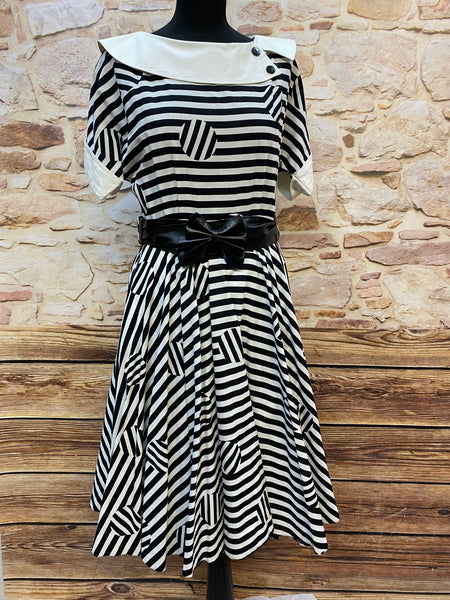 „Vintage 50er Jahre Swingkleid schwarz creme gestreift in Größe 36 mit weitem Rock und Schleifengürtel“