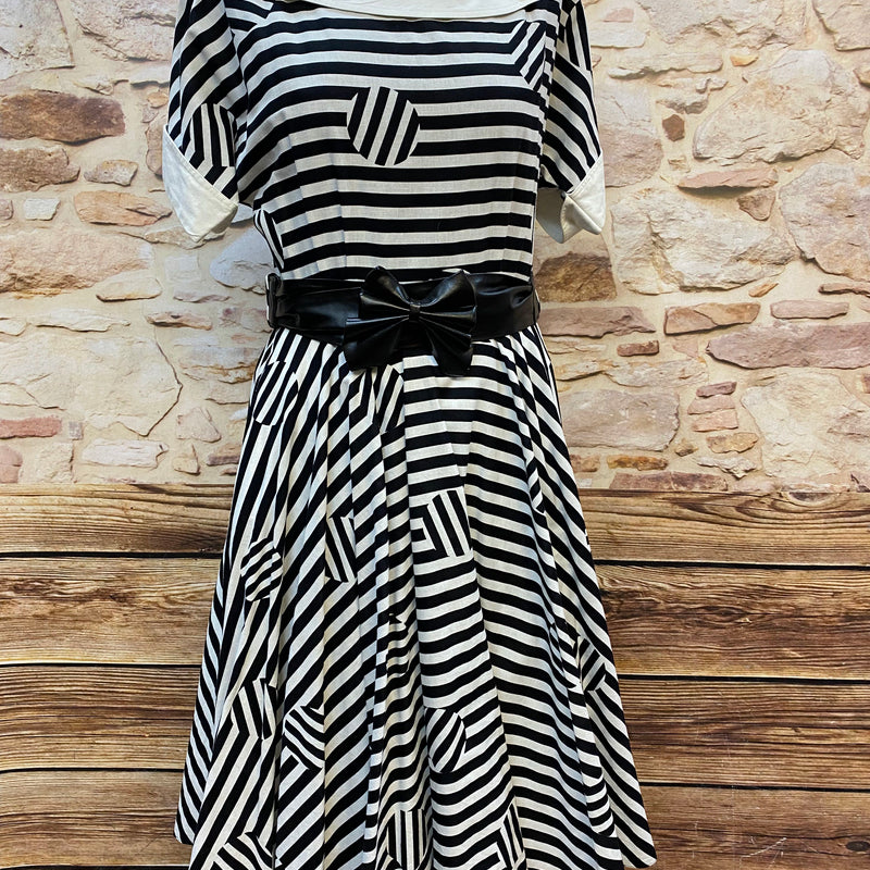 „Vintage 50er Jahre Swingkleid schwarz creme gestreift in Größe 36 mit weitem Rock und Schleifengürtel“