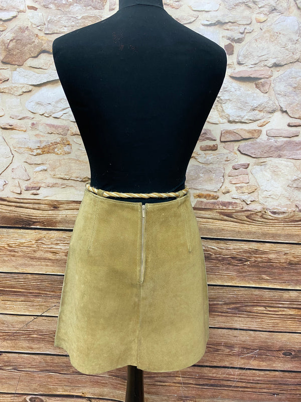 „Rückansicht Vintage Minirock aus Wildleder in Beige mit Reißverschluss“