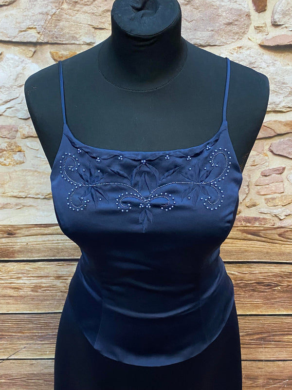 „Detail Stickerei Perlen dunkelblaues Abendkleid hochwertig“