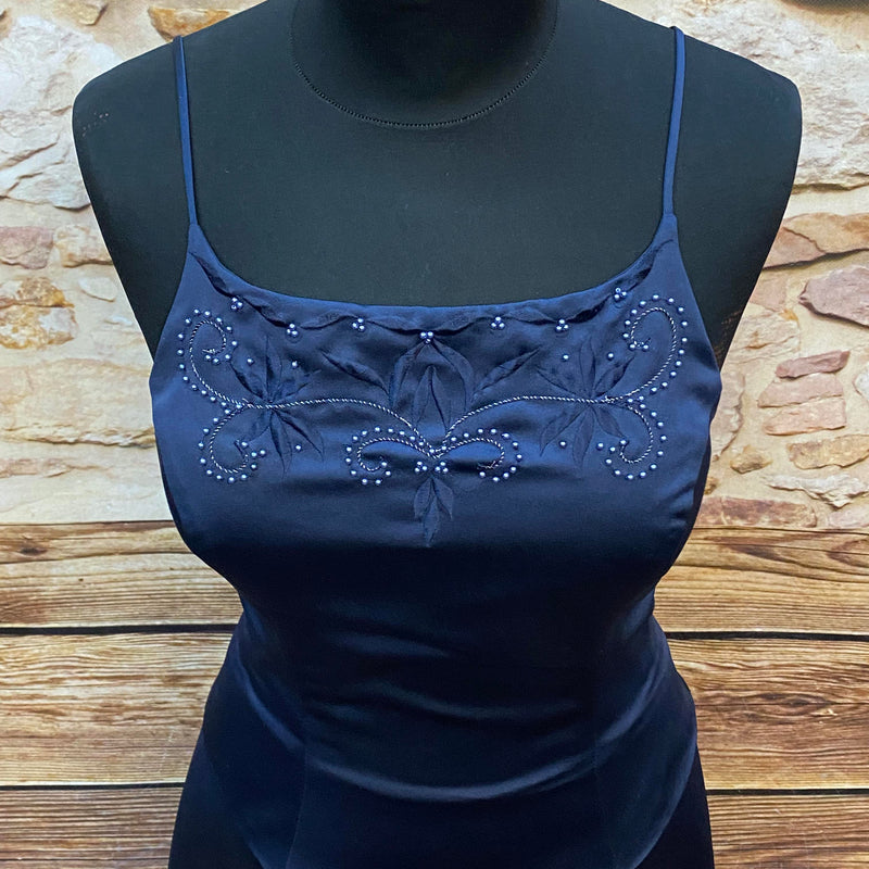„Detail Stickerei Perlen dunkelblaues Abendkleid hochwertig“