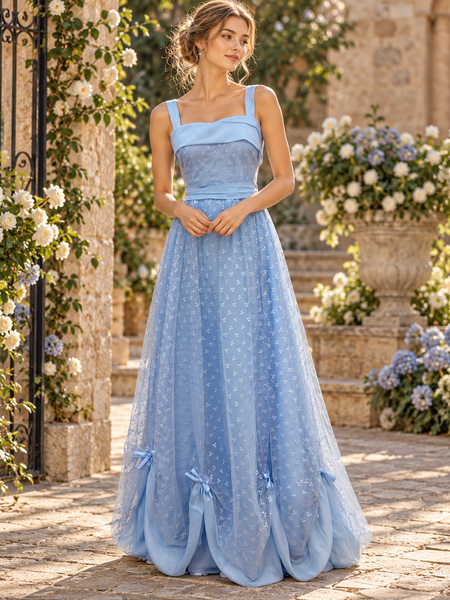 Langes hellblaues Vintage Abendkleid mit feinem Tüll, kleinen Blüten und Schleifendetails am Rock