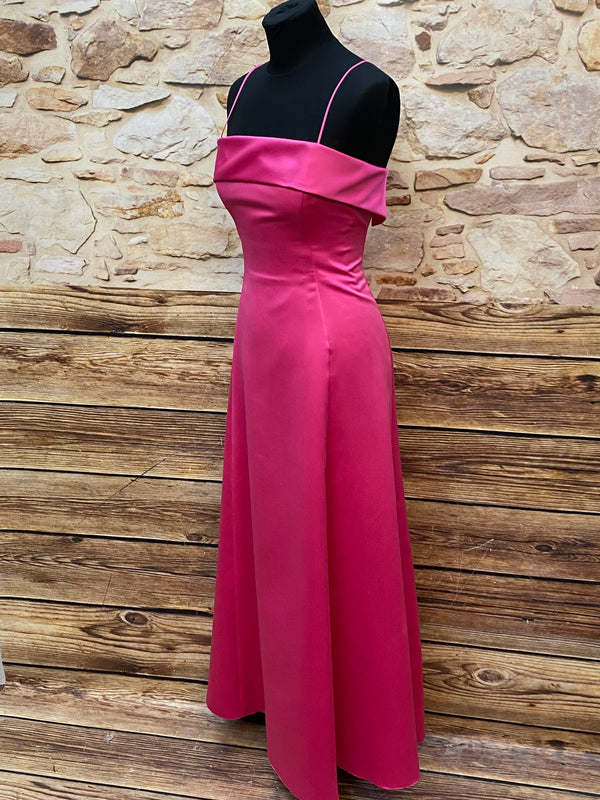 „Seitenansicht pinkes Vintage Maxikleid Satin figurbetont festlich“