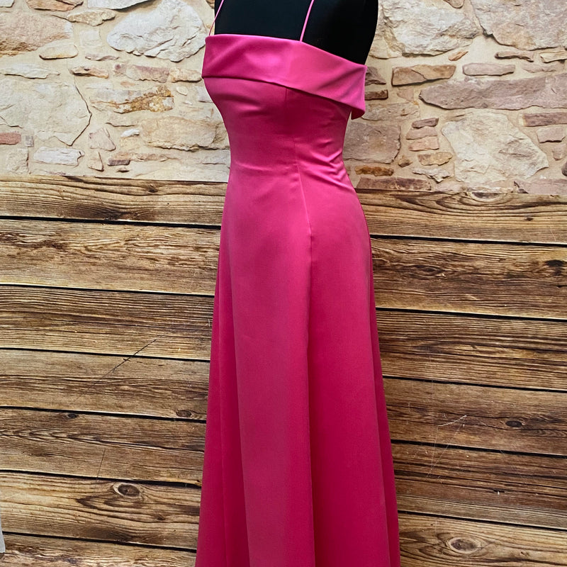 „Seitenansicht pinkes Vintage Maxikleid Satin figurbetont festlich“