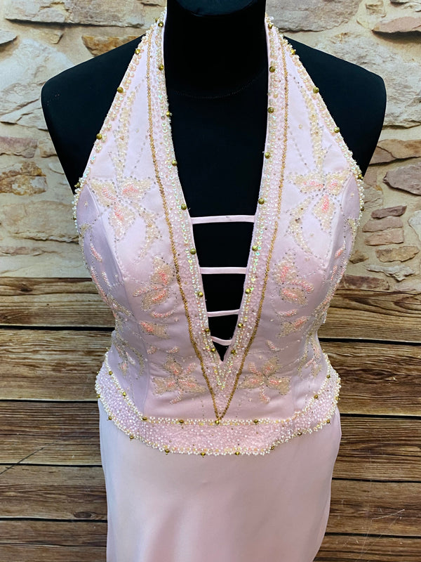 „Detail Perlenstickerei rosé Abendkleid elegant hochwertig“
