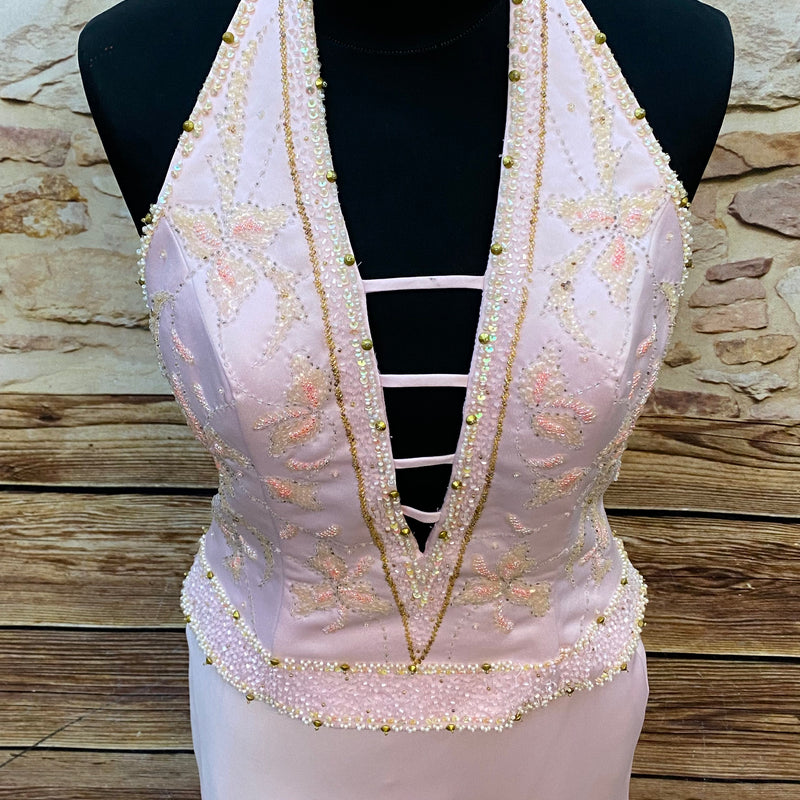 „Detail Perlenstickerei rosé Abendkleid elegant hochwertig“