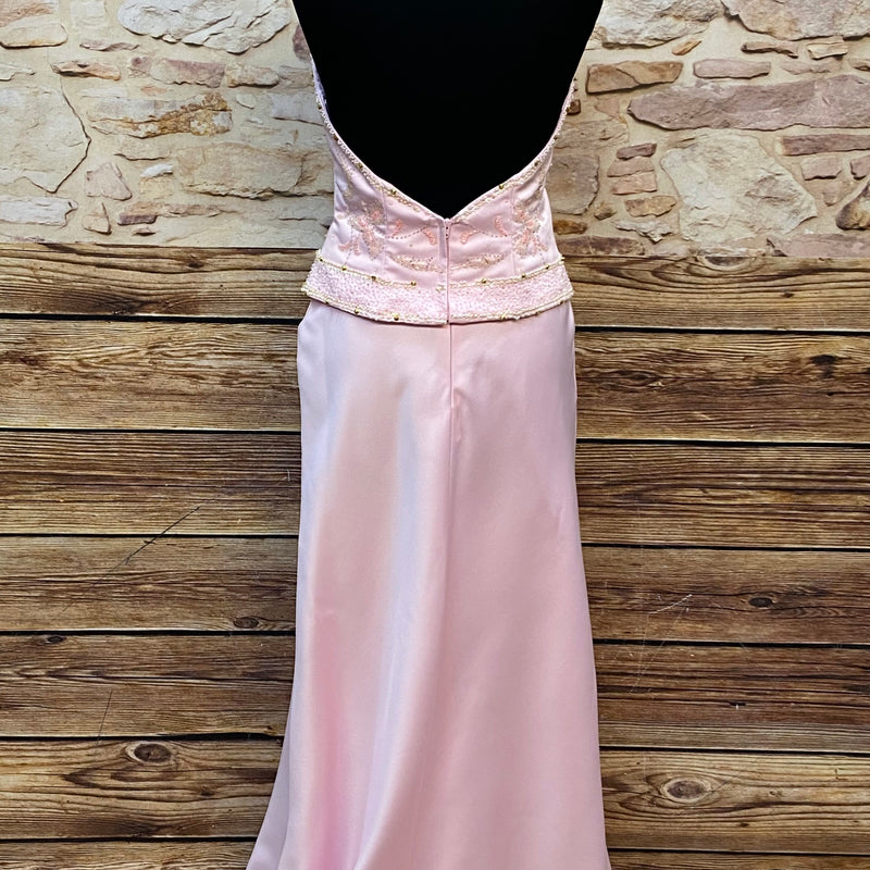 „Rückansicht Abendkleid rosé mit tiefem Rückenausschnitt“