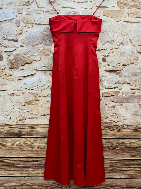 „Rückansicht rotes Vintage Maxikleid Satin figurbetont festlich“