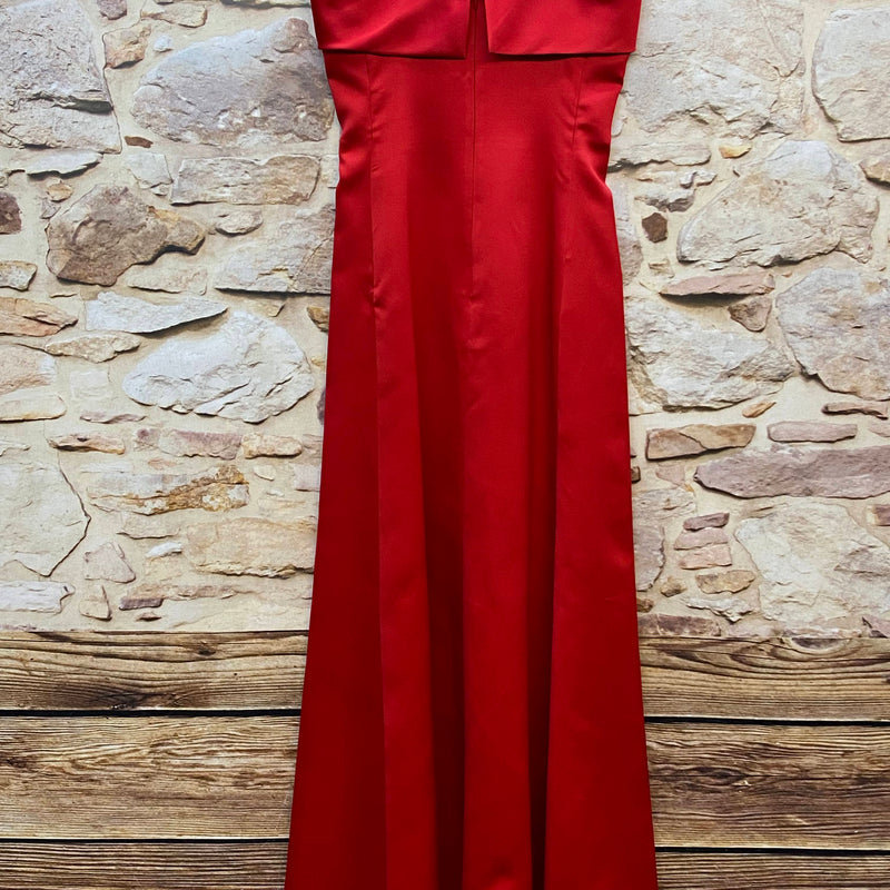 „Rückansicht rotes Vintage Maxikleid Satin figurbetont festlich“