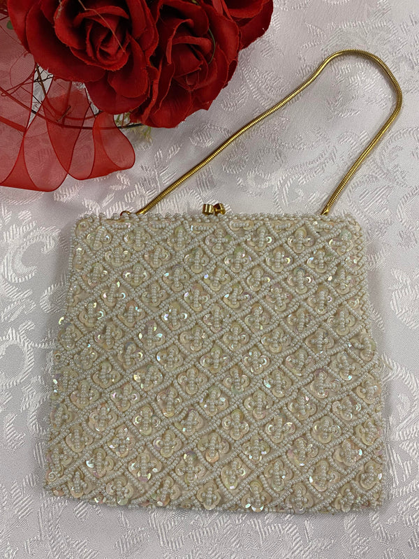 „Vintage Abendtasche in Creme mit Perlen und Paillettenmuster, goldfarbener Metallrahmen und Kette, ca. 16 x 15 cm“