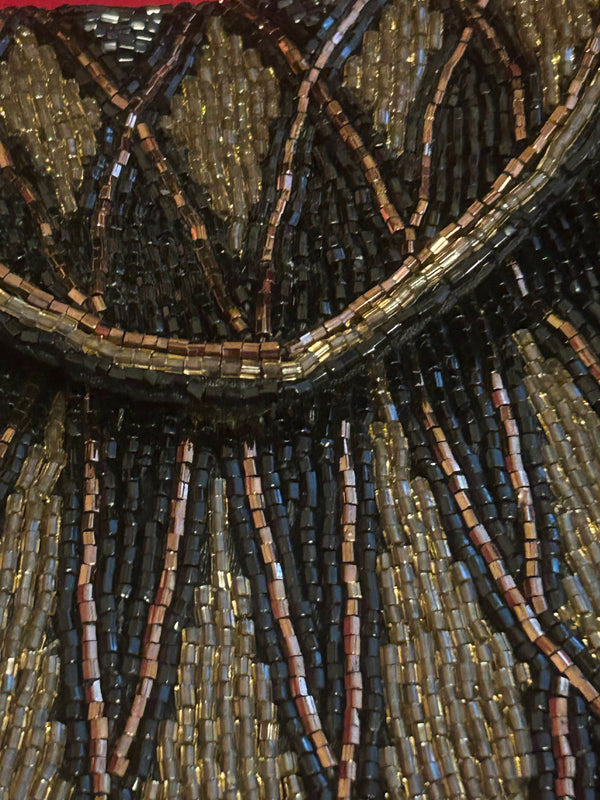 „Detailaufnahme der handbestickten Glasperlen im Art-Déco-Muster“