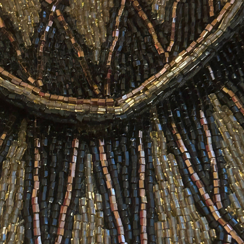 „Detailaufnahme der handbestickten Glasperlen im Art-Déco-Muster“