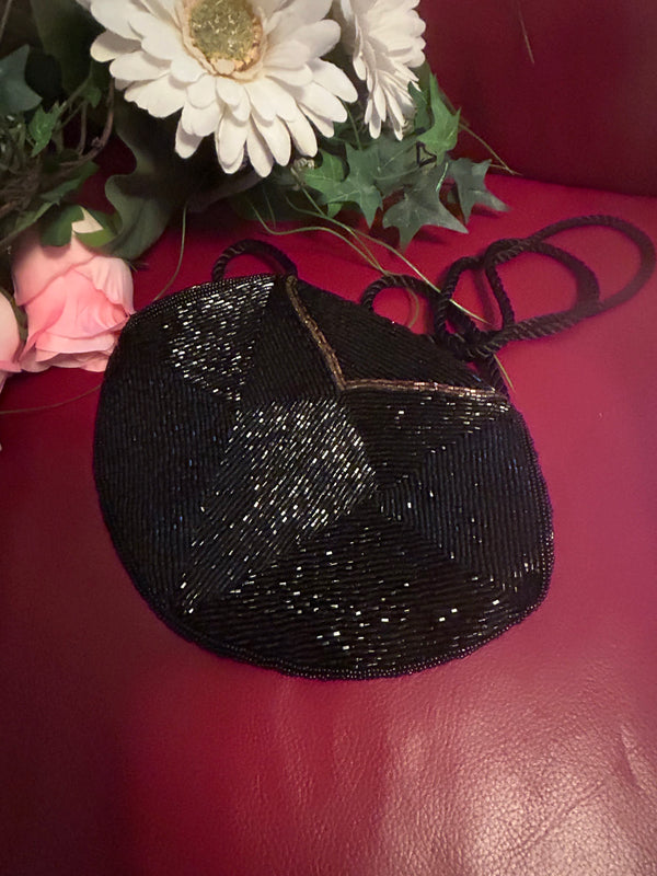 „Rückseite der Vintage-Tasche mit schimmernder Perlenstruktur“