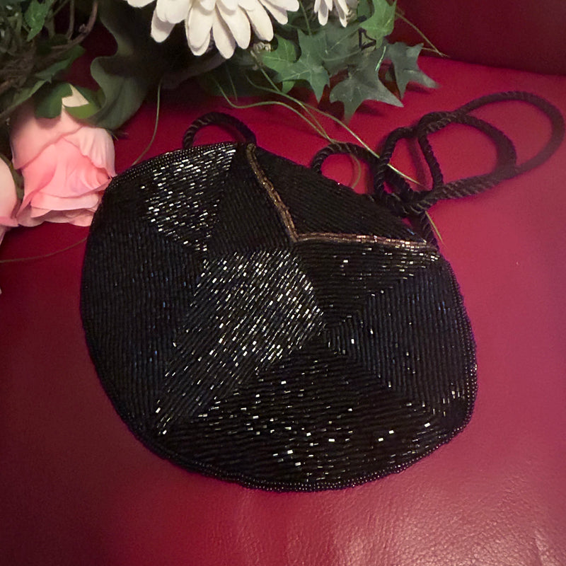 „Rückseite der Vintage-Tasche mit schimmernder Perlenstruktur“