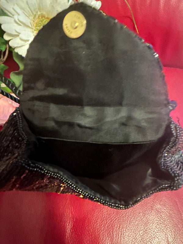 „Innenansicht der Abendtasche mit schwarzem Futter und Druckknopfverschluss“