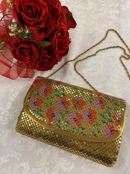 „Vintage Abendtasche in Gold mit buntem Metall-Mesh in Rot, Lila und Türkis aus den 1970er Jahren mit Schulterkette“