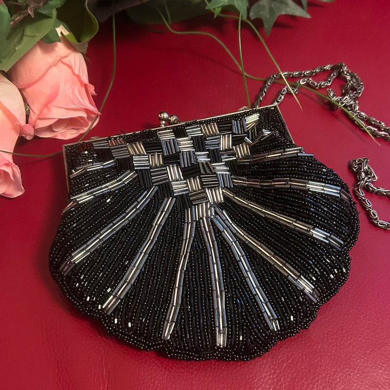 „Vintage-Abendtasche mit silber-schwarzer Glasperlenstickerei im Art-Déco-Stil“