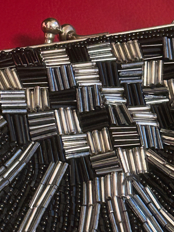 „Detailansicht des geometrischen Musters aus Glasperlen in Schwarz und Silber“