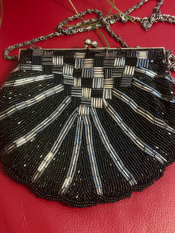 „Vintage-Handtasche mit silberner Kette und Metallrahmenverschluss“