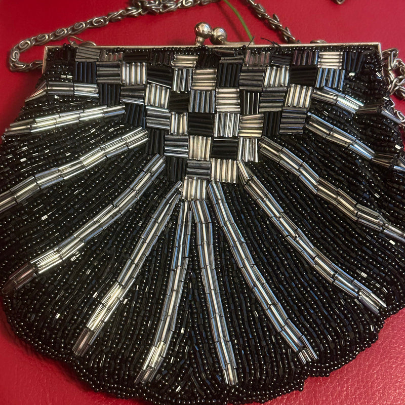 „Vintage-Handtasche mit silberner Kette und Metallrahmenverschluss“
