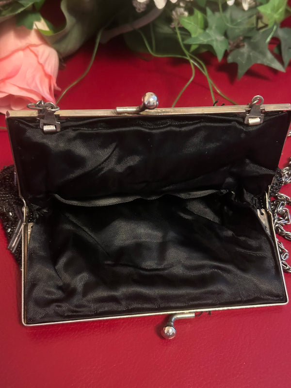 „Innenansicht der Art-Déco-Abendtasche mit schwarzem Futter“
