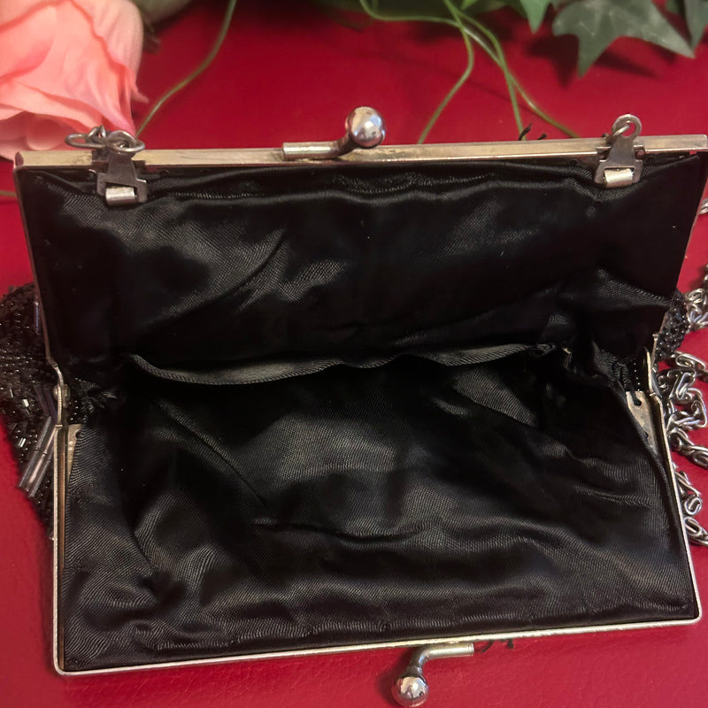 „Innenansicht der Art-Déco-Abendtasche mit schwarzem Futter“