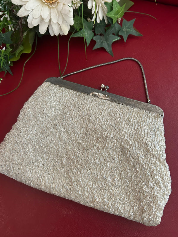 Silberne Vintage-Abendtasche aus Lamé mit Strass-Verschluss und Schlangenkette